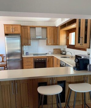 Frigorífico, microondas, horno y placa de cocina