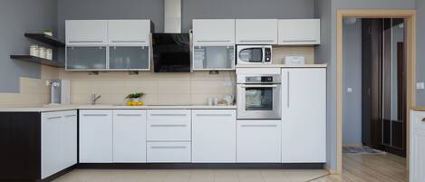 Refrigerador, microondas, horno, placa de cocina