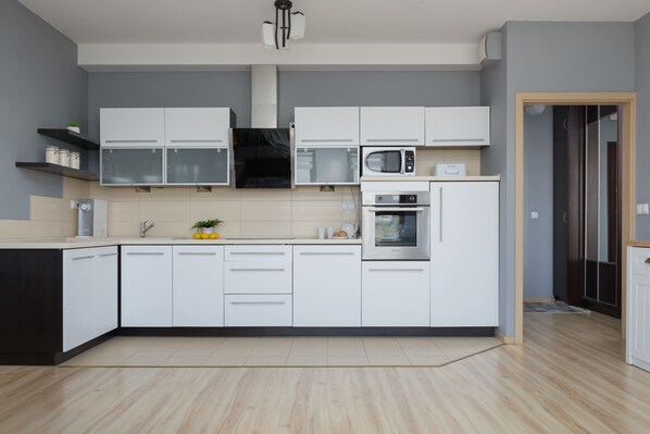 Een koelkast, een magnetron, een oven, een kookplaat