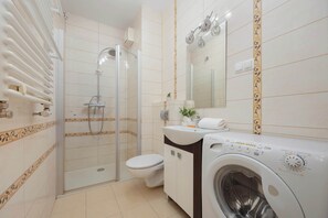 Douche, sèche-cheveux, serviettes fournies, shampoing