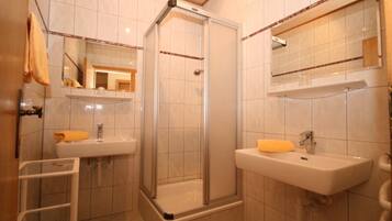 Dusche, Haartrockner, Handtücher