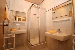 Douche, séchoir à cheveux, serviettes fournies