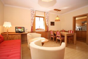 TV - Apartment '12' with Mountain View, Shared Garden and Wi-Fi (Schladming)