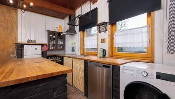 Fridge, oven, stovetop, dishwasher