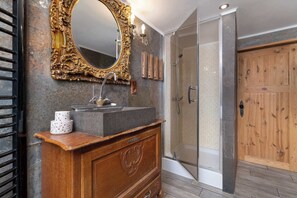 Een douche, een haardroger, handdoeken, shampoo