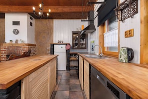 Réfrigérateur, un four, surface de cuisson, lave-vaisselle