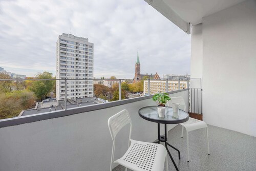 Spacious Apartment | 3 Bedrooms, Balcony, Close to Metro