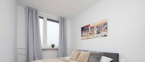 3 slaapkamers, een bureau, een strijkplank/strijkijzer, reisbedje