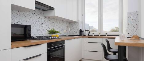 Réfrigérateur, micro-ondes, four, plaque de cuisson