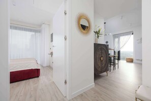 1 makuuhuone, työpöytä, silitysrauta/-lauta, vauvan matkasänky