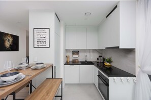 Fridge, oven, stovetop, dishwasher