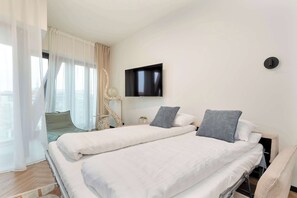 مكواة/لوح كي وسرير سفر وواي فاي وملاءات أسرّة