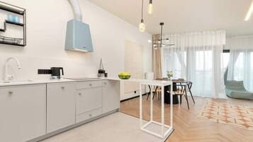 Frigorifero, microonde, piano cottura, lavastoviglie