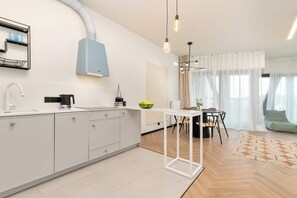 Frigorifero, microonde, piano cottura, lavastoviglie