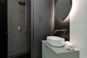 Dusche, Haartrockner, Handtücher, Shampoo