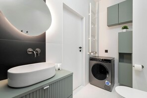 Regadera, secadora de cabello, toallas 