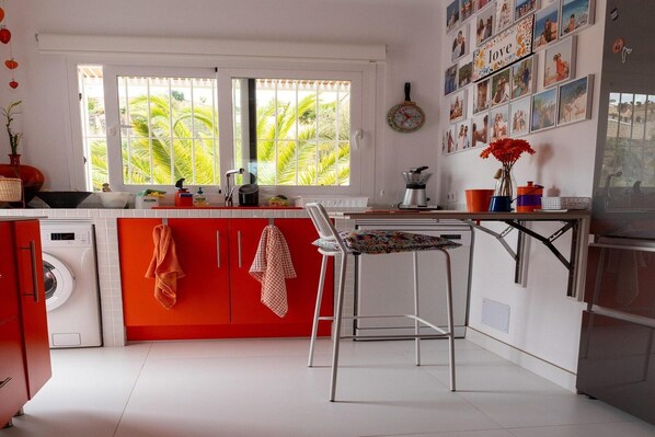 Coffee/tea maker, fridge, microwave, oven