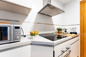 Réfrigérateur, four à micro-ondes, un four, surface de cuisson