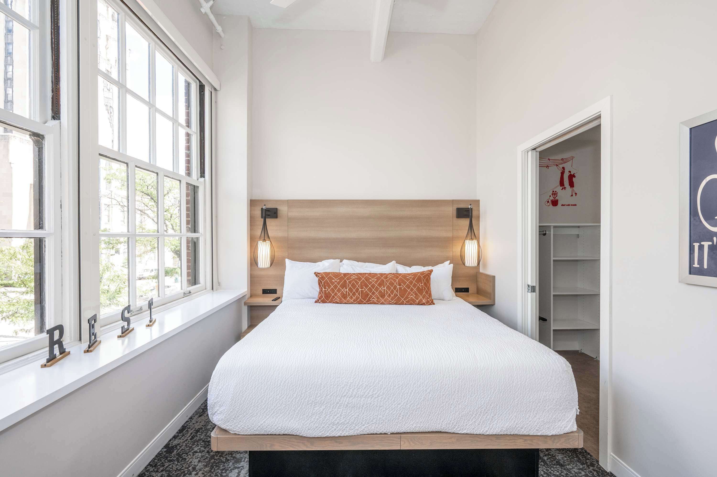 2 habitaciones, escritorio, tabla de planchar con plancha y wifi 