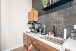 Refrigerador, microondas, parrilla de estufa y lavavajillas 