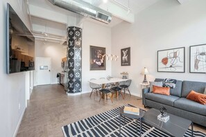 Televisio, videopelejä, työhuone