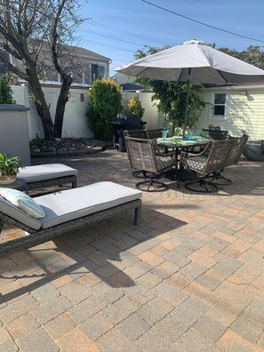 Outdoor dining - Family friendly charming 3br 2 bath home in Seaside Heights, Pelican Island (Seaside Heights)