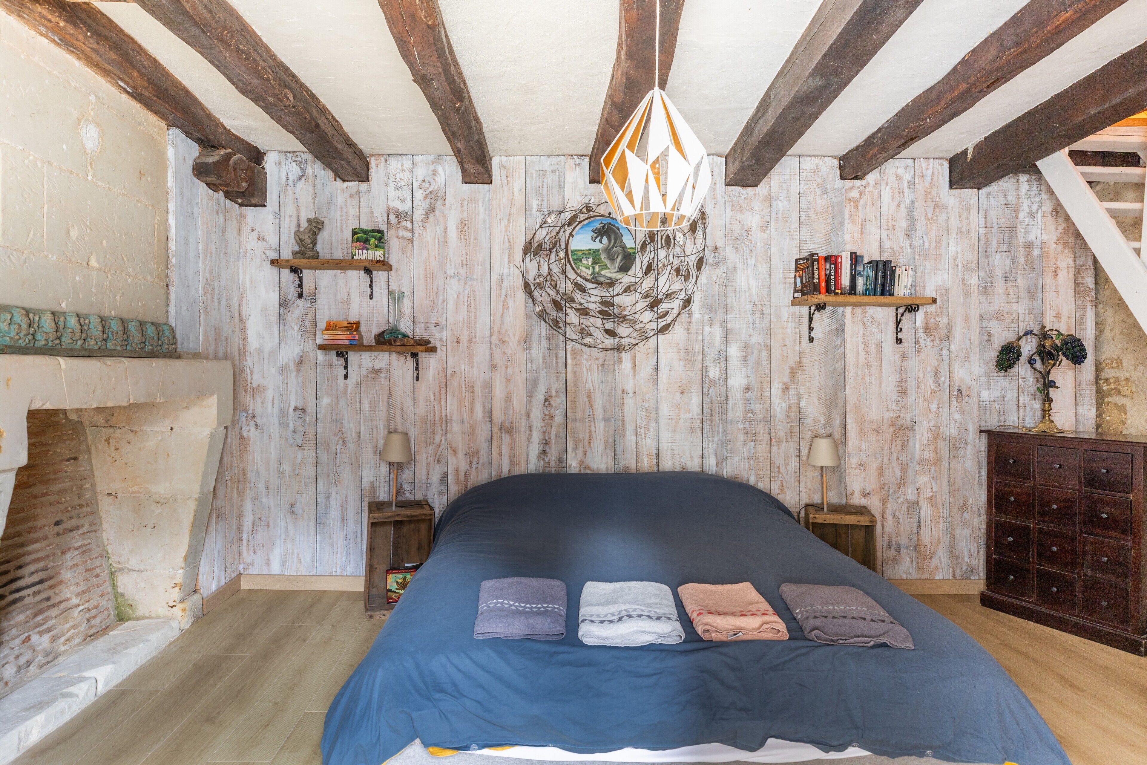 2 makuuhuonetta, silitysrauta/-lauta, vuodevaatteet