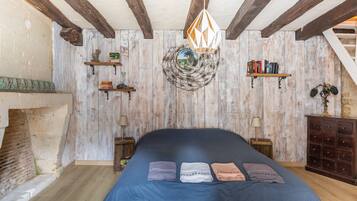 2 makuuhuonetta, silitysrauta/-lauta, vuodevaatteet