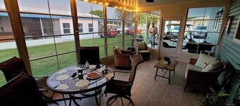 Bright & Cozy Getaway Close to Beaches & Disney