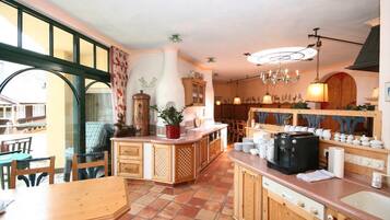 Kühlschrank, Mikrowelle, Herdplatte, Geschirrspüler