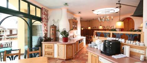 Réfrigérateur, micro-ondes, plaque de cuisson, lave-vaisselle