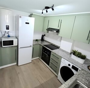 Een koelkast, een magnetron, een oven, een kookplaat