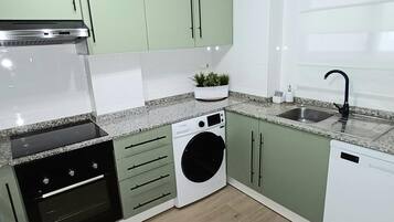 Refrigerador, microondas, horno y parrilla de estufa