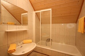 Shower, hair dryer, towels - Apartment '14' with Mountain View, Shared Garden and Wi-Fi (Schladming)