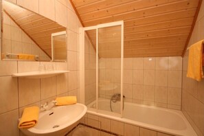 Douche, sèche-cheveux, serviettes fournies