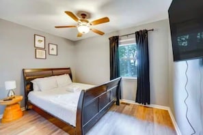 4 عدّة غرف نوم ومكواة/لوح كي وواي فاي وملاءات أسرّة