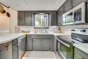 ثلاجة، ميكروويف، فرن، موقد طهي مسطح