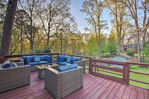 Charming 4bedroom house w/hot tub at beautiful Beaver Lake in lovely Rogers, AR