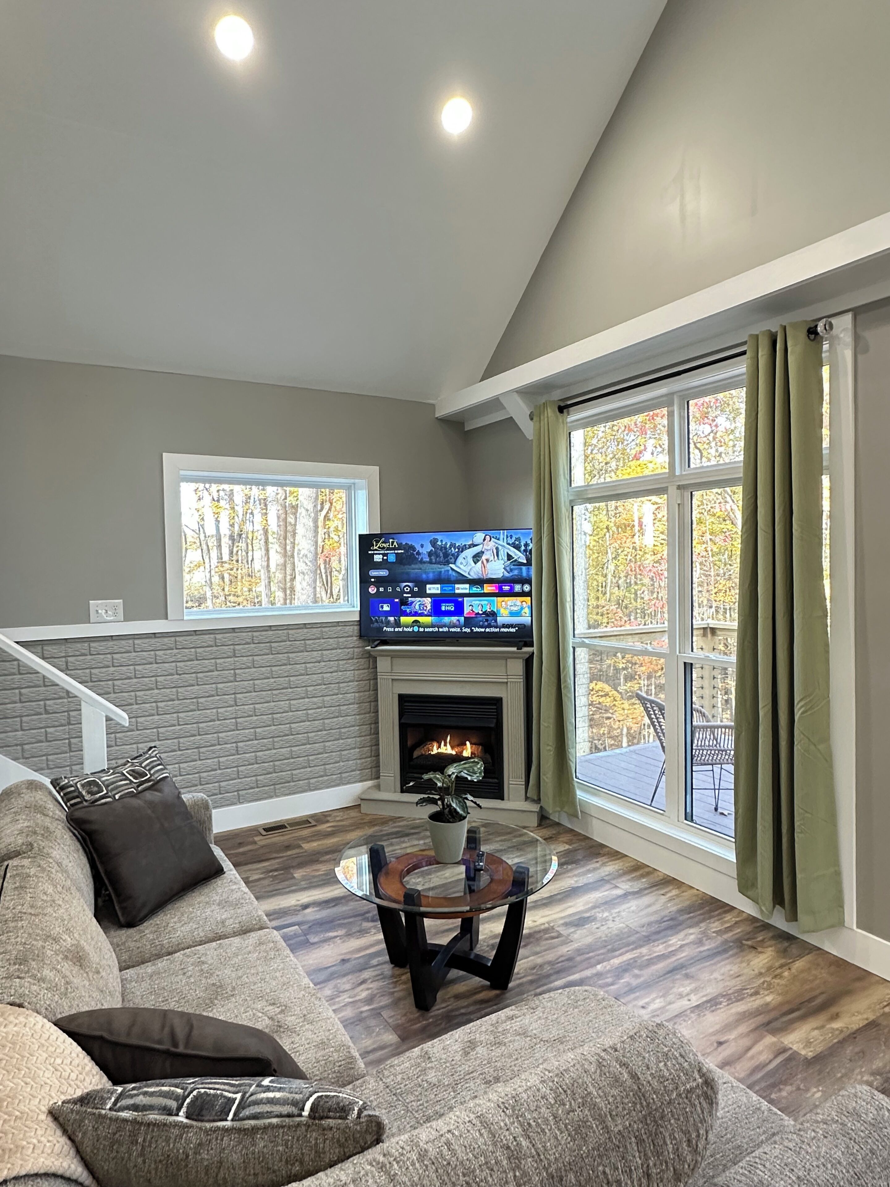 Televisión y chimenea 