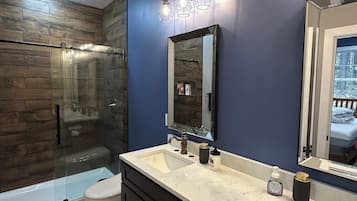 Douche, sèche-cheveux, bidet, serviettes fournies
