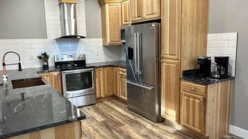 Køleskab, mikrobølgeovn, ovn, kogeplade