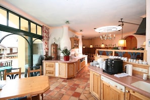 Kjøleskap, mikrobølgeovn, kokeplater og oppvaskmaskin