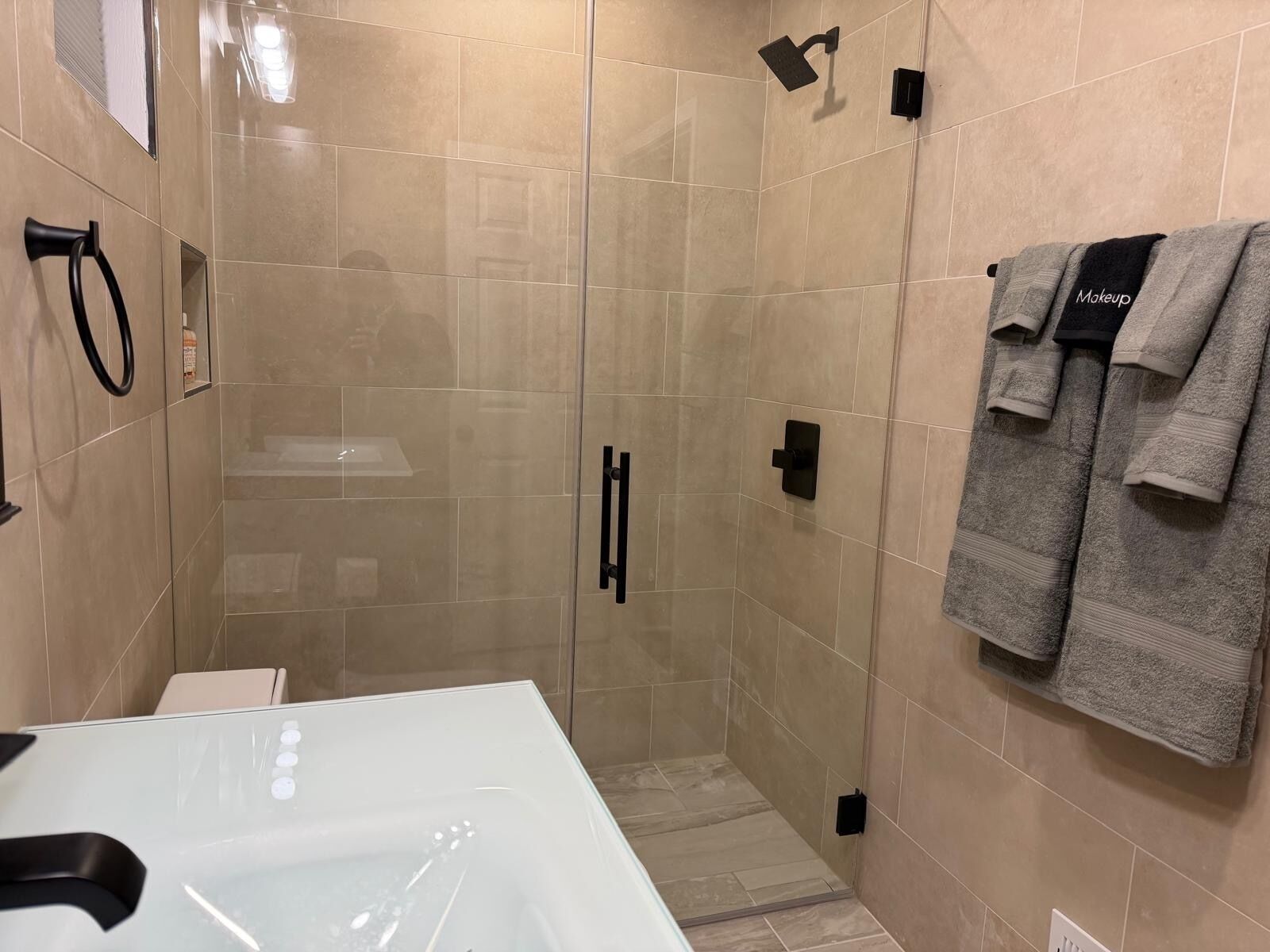 Een douche, een haardroger, handdoeken, zeep