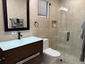 Dusche, Haartrockner, Handtücher, Seife