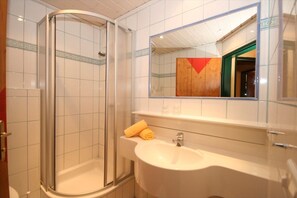 Douche, sèche-cheveux, serviettes fournies