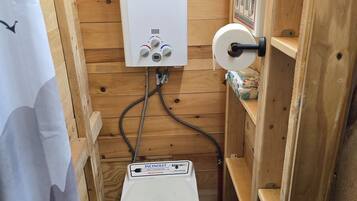 Serviettes fournies, savon, papier toilette