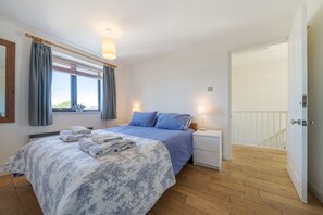 4 عدّة غرف نوم ومكواة/لوح كي وواي فاي وملاءات أسرّة