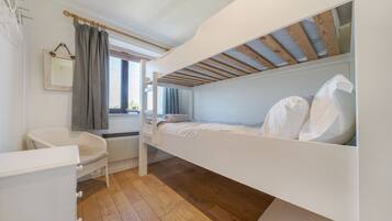 4 bedrooms, iron/ironing board, WiFi, bed sheets