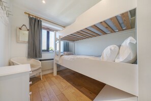 4 عدّة غرف نوم ومكواة/لوح كي وواي فاي وملاءات أسرّة