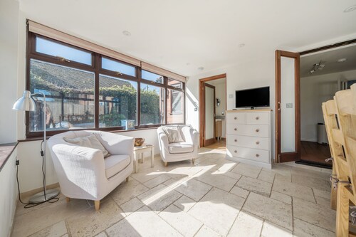 Pickles Cottage - sleeps 8 guests  in 4 bedrooms